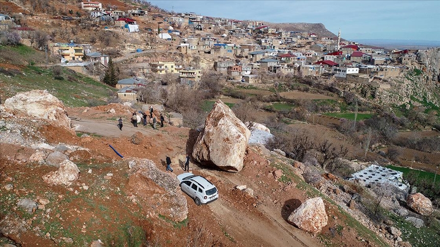 Adıyaman'da depremde dağdan kopan devasa kayalar evleri teğet geçti