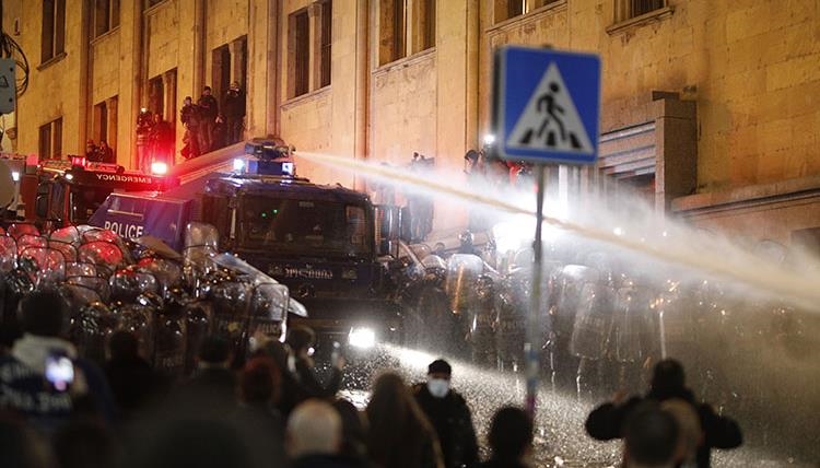 Митингующие в Тбилиси перевернули и подожгли полицейскую машину