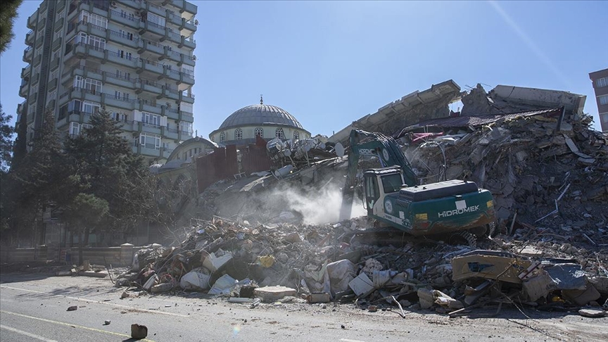 Kahramanmaraş'ta yıkılan Hamidiye Sitesi'nde enkaz kaldırma çalışmaları sürüyor