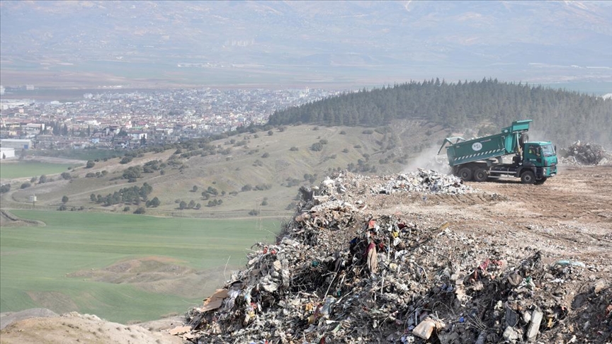 Deprem hafriyatından dönüştürülen malzemeler yol ve kaldırım yapımında kullanılacak