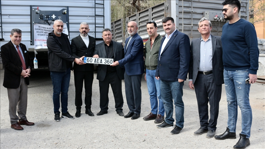 Patlayan lastiklerle deprem bölgesine yardım ulaştıran tır sürücüsüne dorse hediye edildi