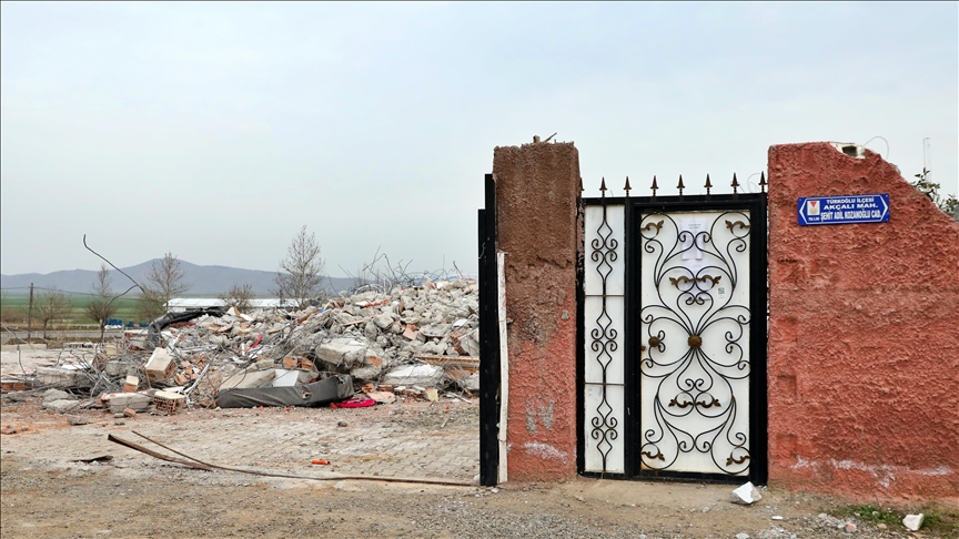 Şehit astsubayın anıları, eşi ve kızlarının kurtulduğu enkazın altında kaldı