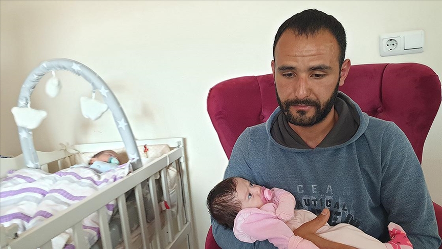 Depremde eşini kaybeden baba, iki aylık ikizleriyle teselli buluyor