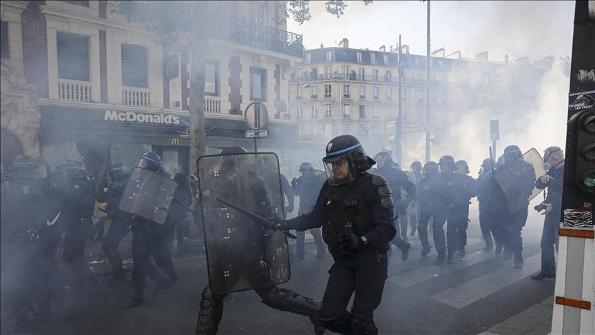 В Париже проходит очередная забастовка против повышения пенсионного возраста