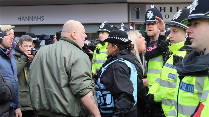 Pro-migration demonstration interrupted by far-right group in UK