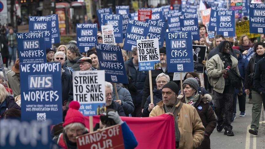 Thousands rally in London to show solidarity with health care workers