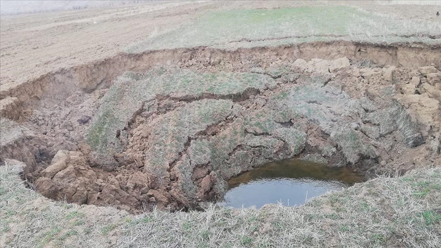 Sivas'ın Zara ilçesinde obruk oluştu