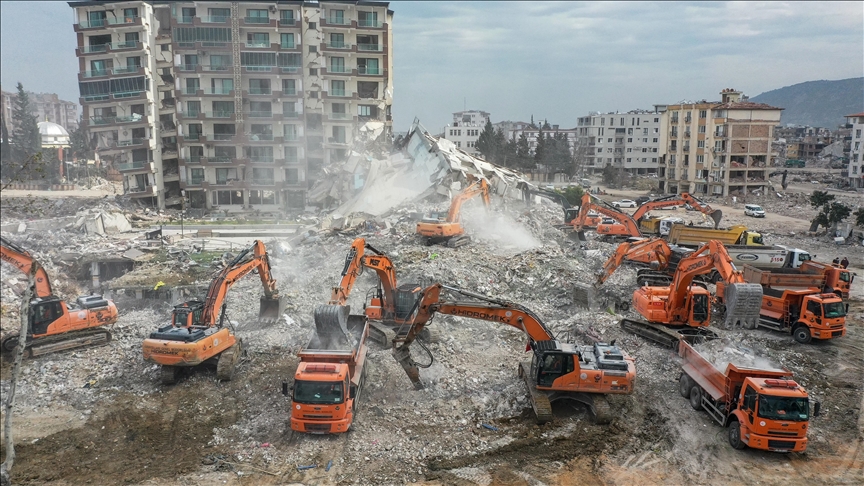 Karayollarının "turuncu kamyonları" Hatay'da enkaz kaldırmak için 20 bin sefer düzenledi