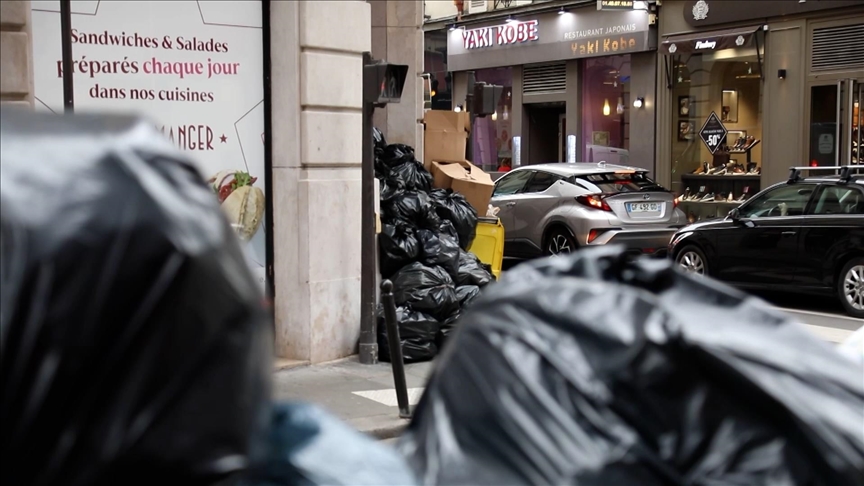 Grève des éboueurs contre la réforme des retraites: Paris croule sous 6 600 tonnes d’ordures