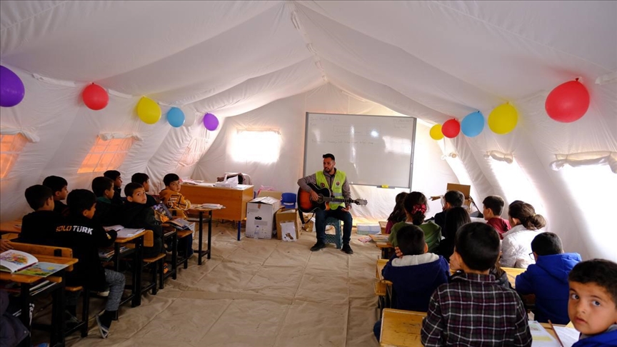 Şırnaktan deprem bölgesine giden öğretmenler 1500 çocuğu etkinliklerle buluşturdu