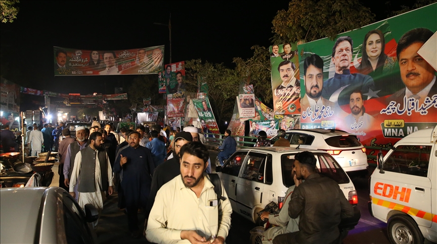 Pakistani police besiege Khan's residence in attempt to arrest ex-premier