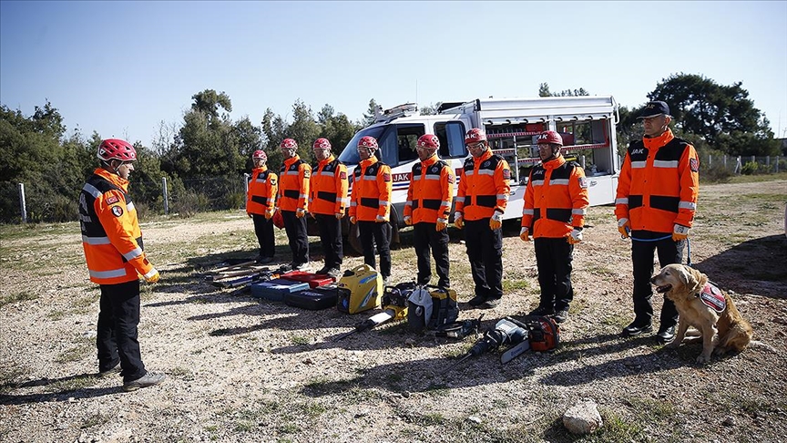 Depremde hayat kurtaran JAK timleri eğitimlerine devam ediyor
