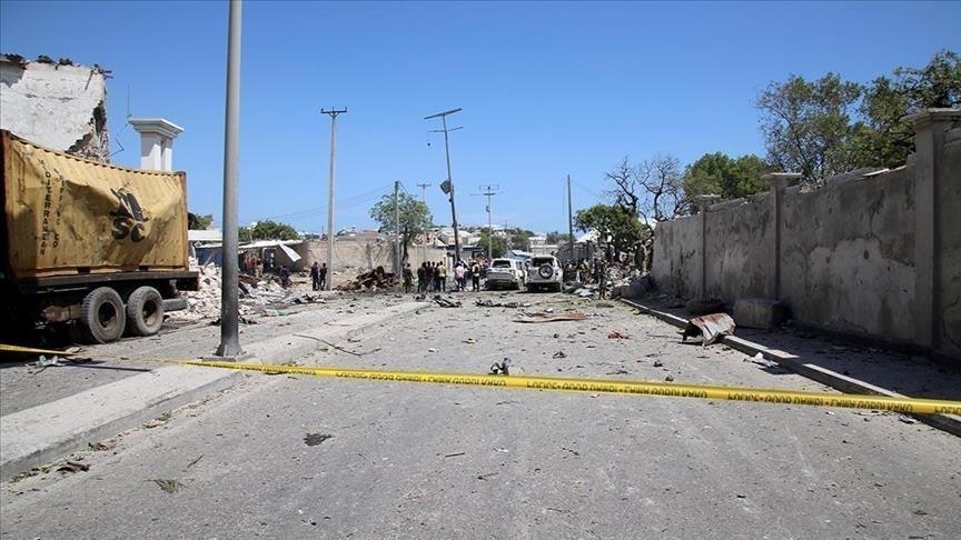 Suicide car bomb kills 2 in Somalia: police