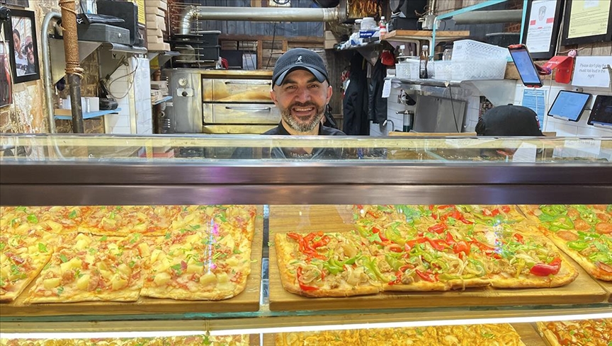 New York'ta Türk pizzacı Hakkı Akdeniz, dükkanının bir haftalık gelirini depremzedelere bağışladı