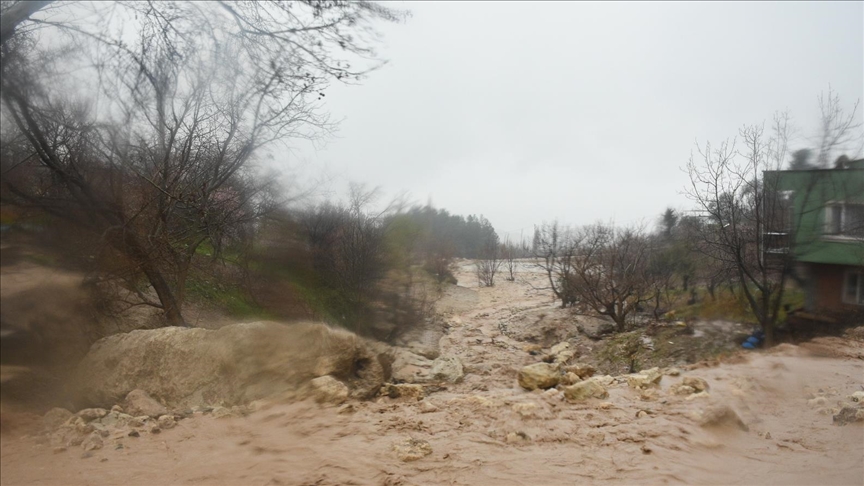 1 killed, 4 missing in flash floods in Türkiye