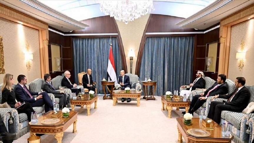 الحكومة اليمنية تدعو للتعامل بحذر مع "مبادرات الحوثي للسلام"
