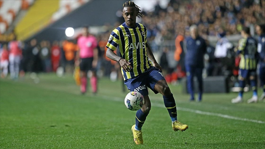 Fenerbahçeli futbolcu Lincoln Henrique'nin sol diz ön çapraz bağlarında yırtık belirlendi