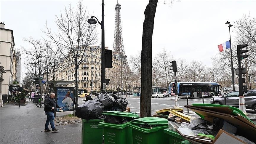 France : Le préfet de police de Paris annonce la réquisition des éboueurs