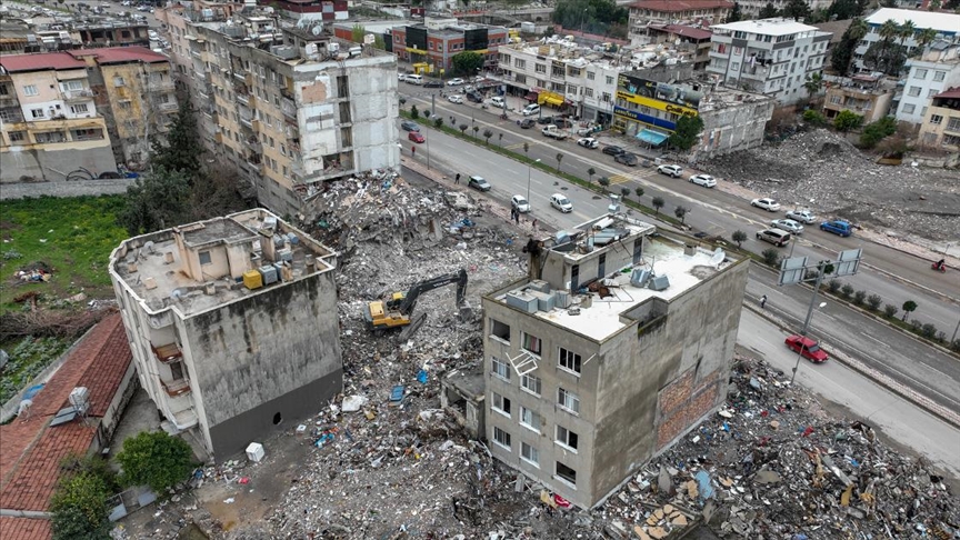 İskenderun'da ağır hasar gören evler dronla görüntülendi