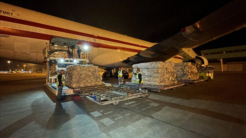 Pakistan'dan deprem bölgesine çadır taşıyan 11'inci uçak Adana'ya ulaştı
