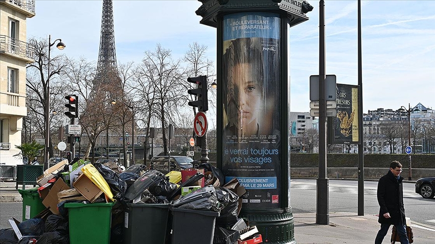 Paris'te Emniyet Müdürlüğü, grevdeki çöp toplayıcılarını zorla çalıştırmaya başladı