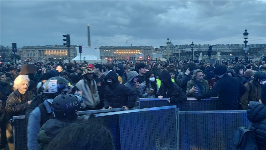 France/recours au 49.3 sur la réforme des retraites : des black-blocs présents sur la Place de la Concorde