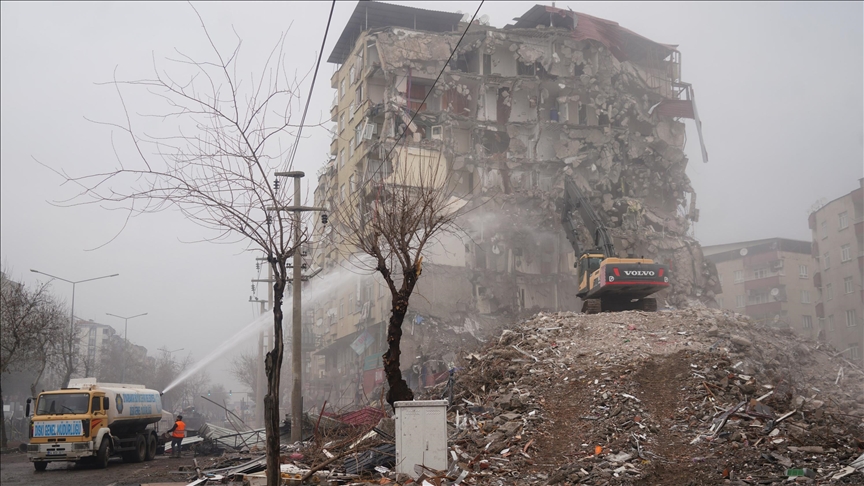 Diyarbakır'da yıkım kararı alınan yapılar yıkılıyor