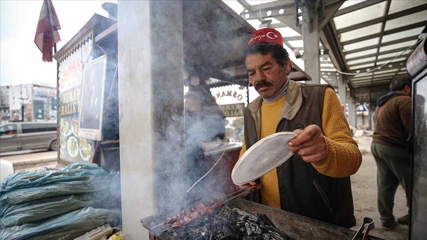 Antakyalı seyyar kebapçı 40 yıllık ekmek teknesiyle hizmete başladı