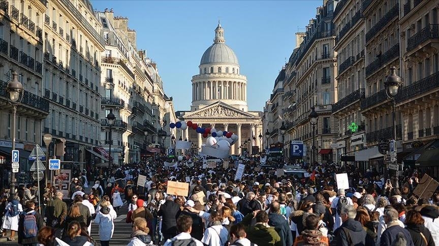 71% of French want gov't resignation: Poll