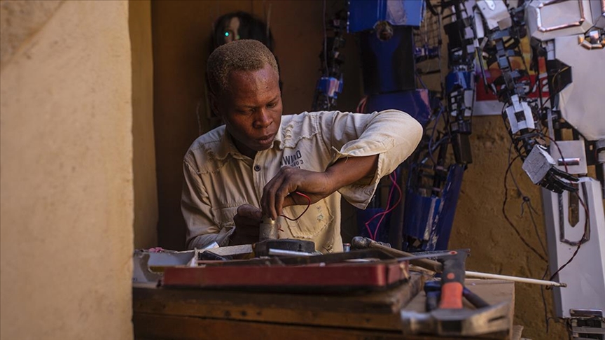 Sudanlı genç, atık malzemeleri robota dönüştürüyor