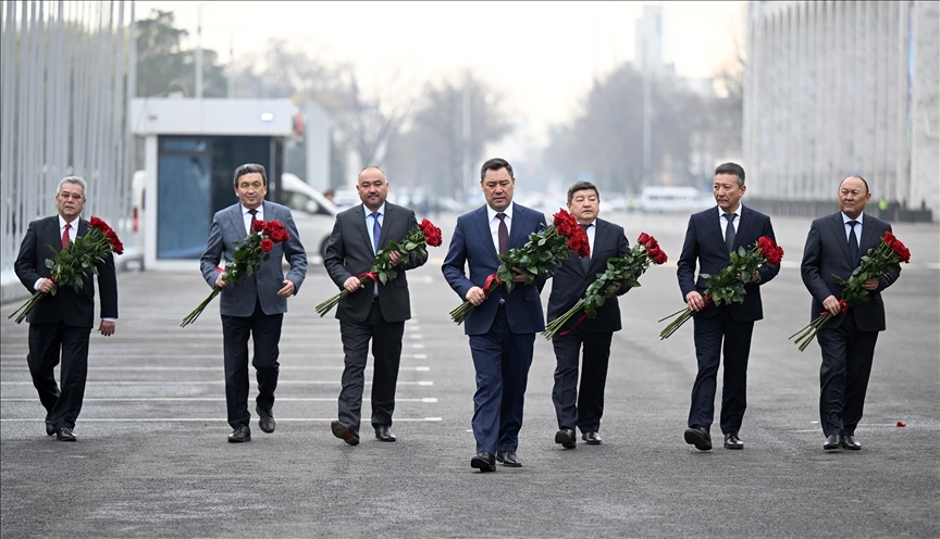 Президент Кыргызстана почтил память погибших в Аксыйских событиях