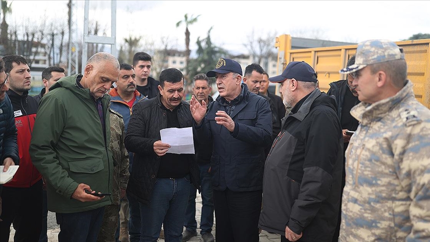 Milli Savunma Bakanı Akar Hatay'da esnaf için kurulan prefabrik çarşıda inceleme yaptı