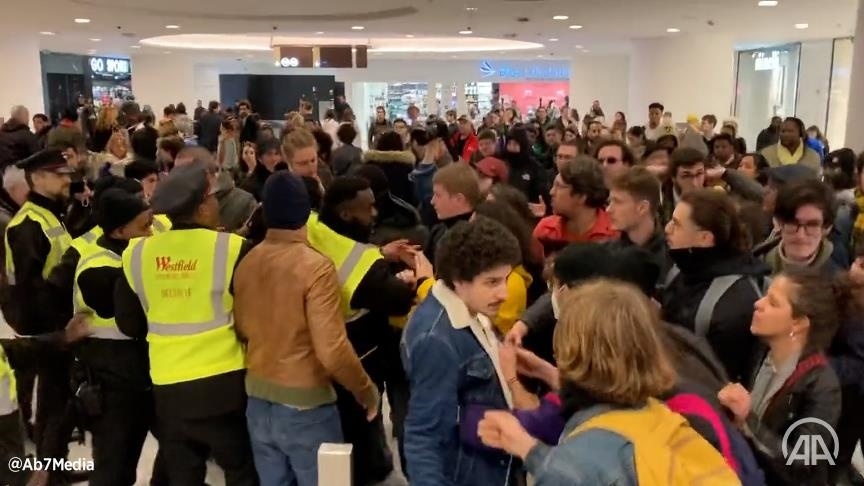 Réforme des retraites: des manifestants envahissent la station et le centre commercial de Châtelet-Les Halles à Paris
