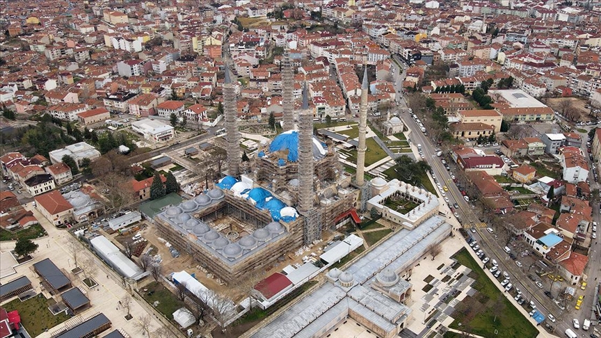 Selimiye'yi ortostat döşeme tekniği ile çevresindeki su kuyuları ve sarnıçlar ayakta tutuyor