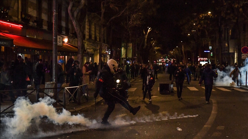 Réforme des retraites : Les forces de l’ordre bloquent la progression de la manifestation sauvage à Paris