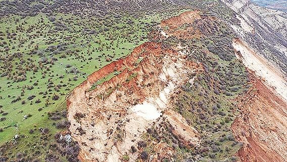 Adıyaman'daki Çekirge Dağı'nda yarık ve yer kayması oluştu