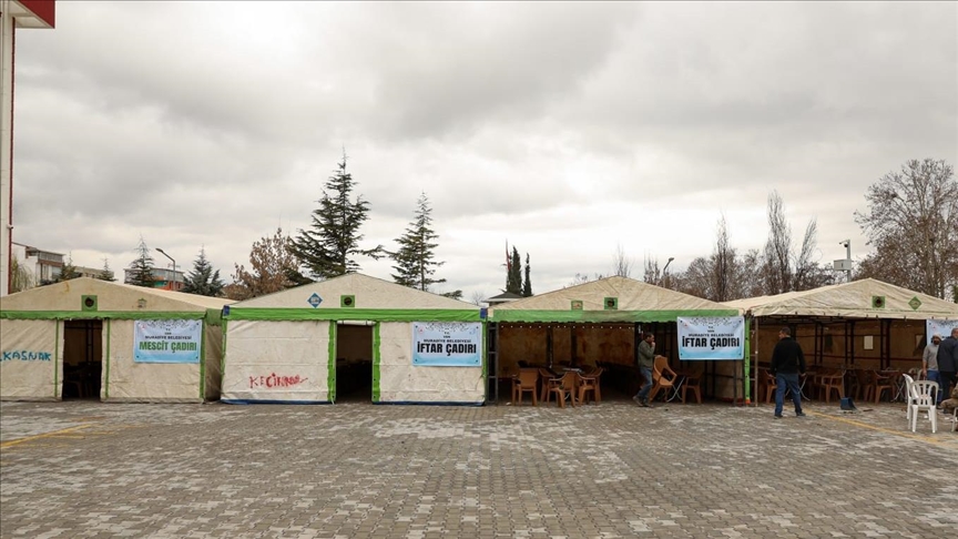 Van'dan giden ekipler Malatya'da iftar çadırları kuruyor