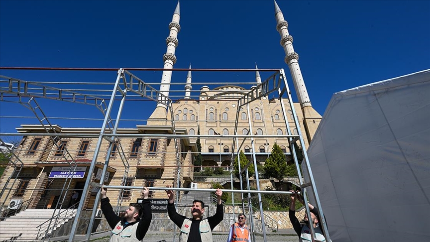 Depremde hasar gören Abdülhamit Han Camisi, cemaatini çadırlarda ağırlayacak