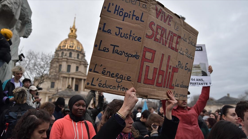 Fransa'da emeklilik reformunun nihai kabulüyle Paris'te gösteriler patlak verdi