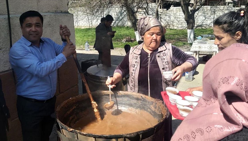 Özbekistan'da Nevruz'a özel "sümelek" tatlısı geleneği asırlardır sürüyor