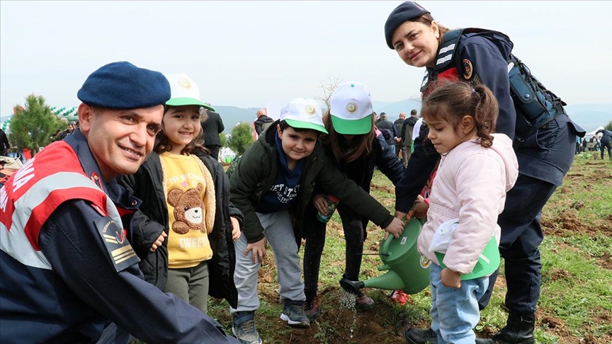 Fidanlar, depremde hayatını kaybedenlerin anısına toprakla buluştu