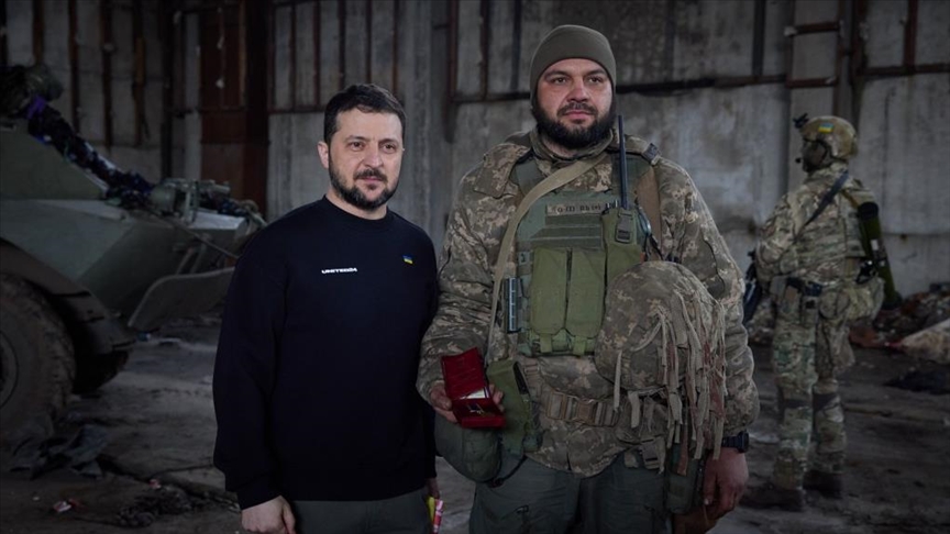 Ukrainian president makes surprise visit to Bakhmut