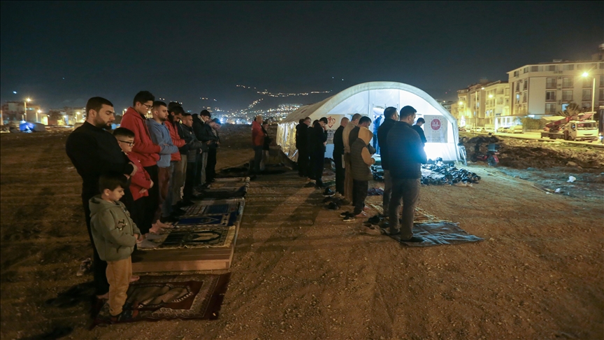Turkiye: Muslimani u zemljotresom pogođenim gradovima klanjali prvi teravih-namaz