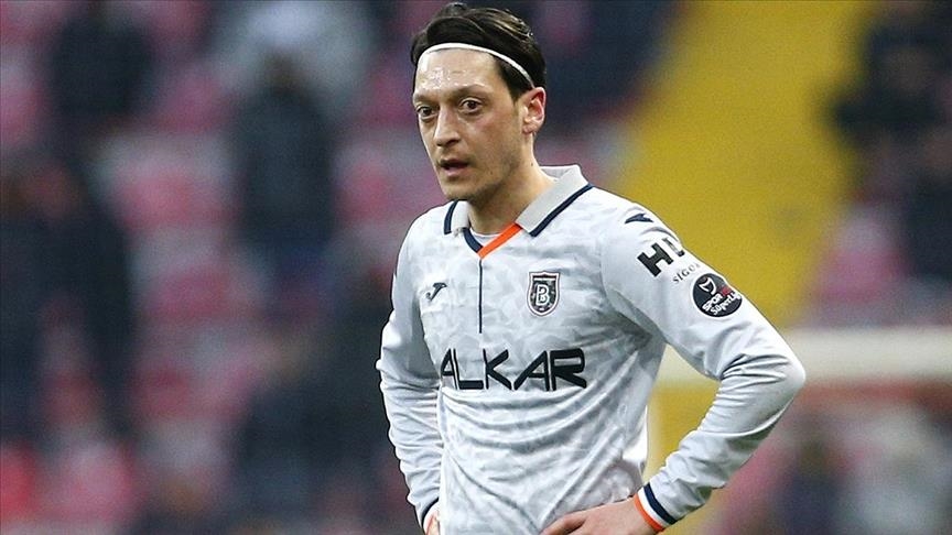 Mesut Özil, passeur invétéré, raccroche les crampons