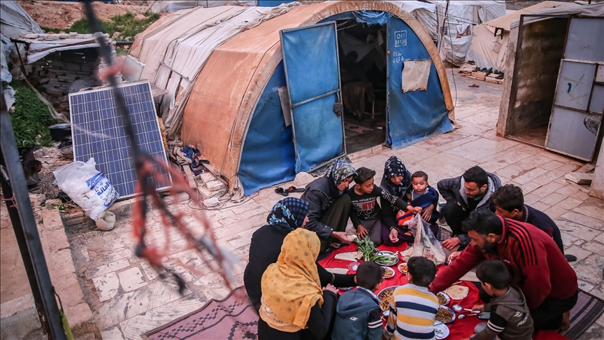 Sirija: Mnogi muslimani u Idlibu iftar dočekali u izbjegličkim kampovima