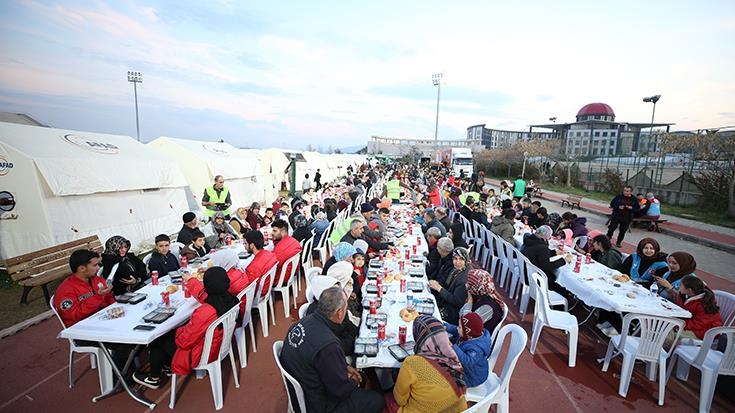 Musulmanes de todo el mundo rompen el primer ayuno del mes de Ramadán