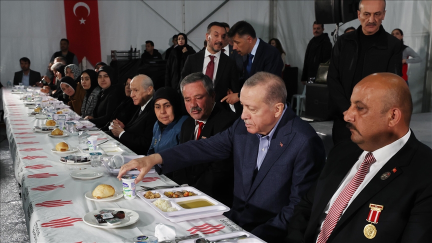 Turski predsjednik Erdogan iftar dočekao u kontejnerskom naselju sa žrtvama zemljotresa