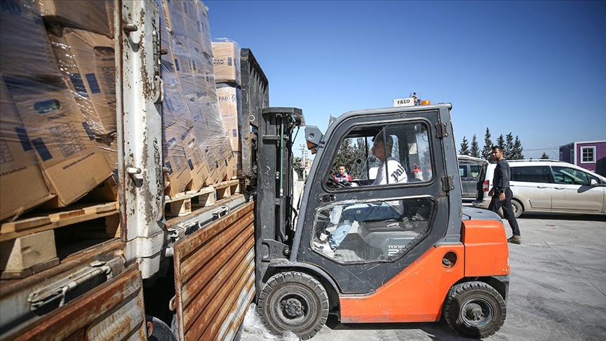 Depremin yıkıma yol açtığı Hatay'a 6 bin 100 tır yardım malzemesi geldi