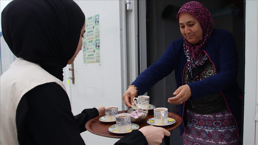 Kahve fincanları, Türkiye’deki depremzedeler için değerli bir rahatlık duygusu yaratıyor.