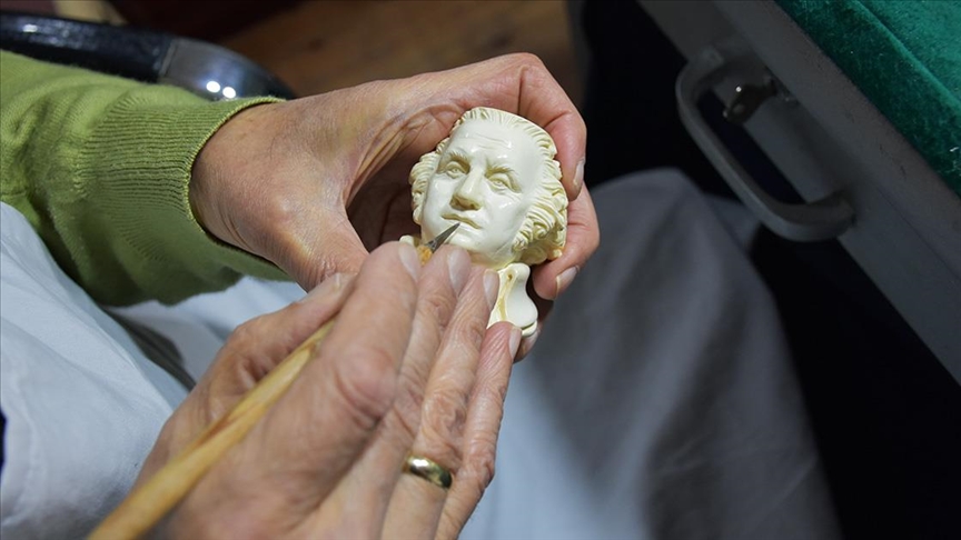 Geleceğe aktarılan mirasın temsilcisi Mehmet Başsav 67 yıldır lüle taşına şekil veriyor